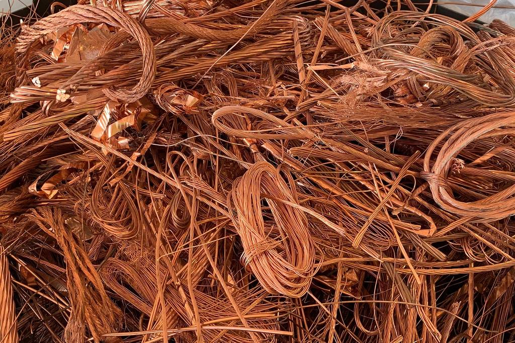 Bakarni otpad — guljena užad i isečeni limovi u sanduku